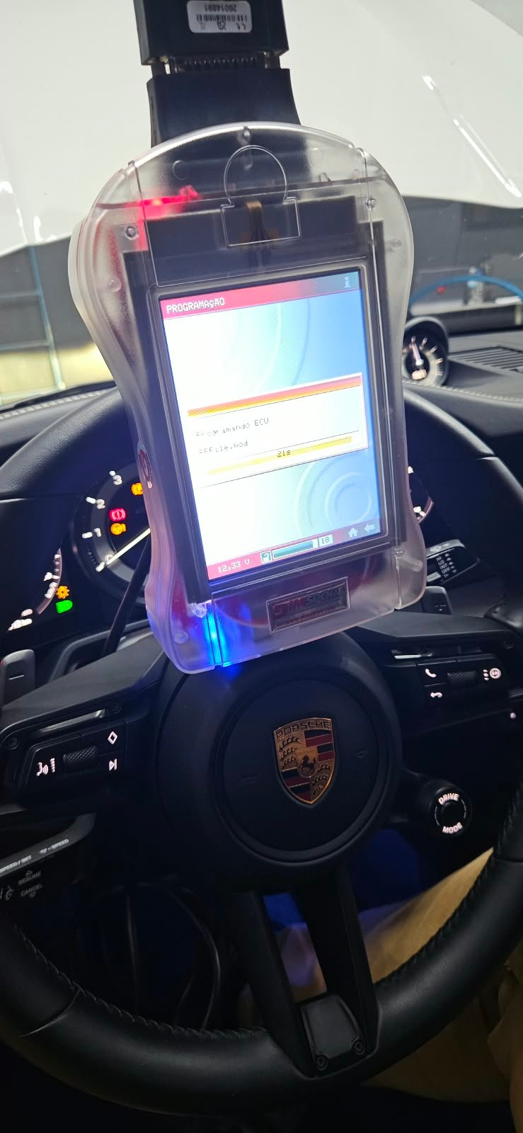 Diagnóstico eletrônico em um Porsche