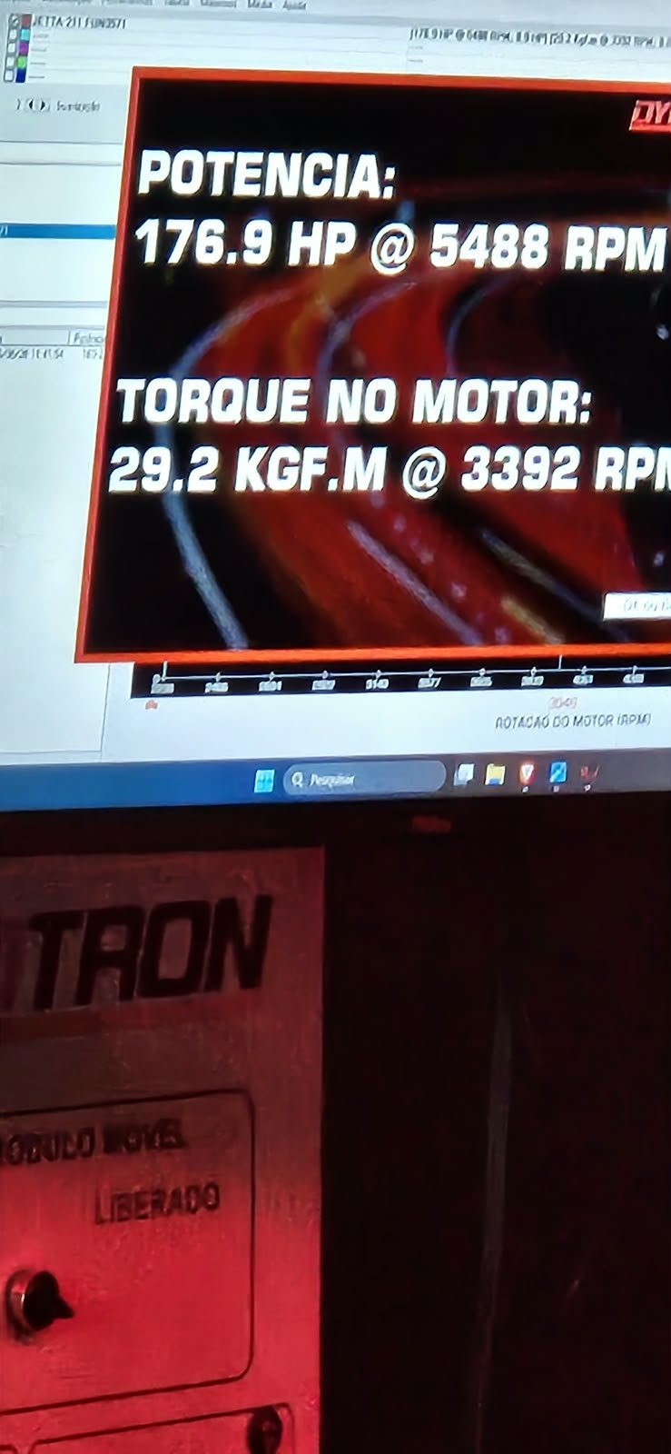 Tela do dinamômetro com resultados de potência e torque durante um teste